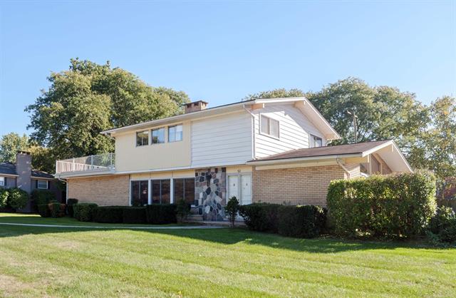 front view picture of 53 Briarcliff Place, Grosse Pointe, MI. 48236