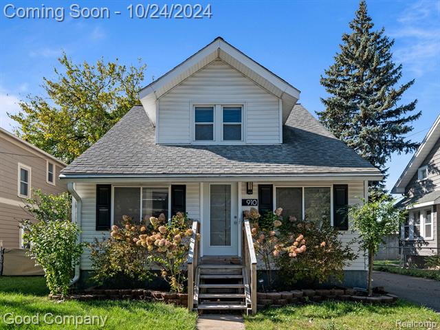 front view picture of 910 Knowles St, Royal Oak, MI. 48067