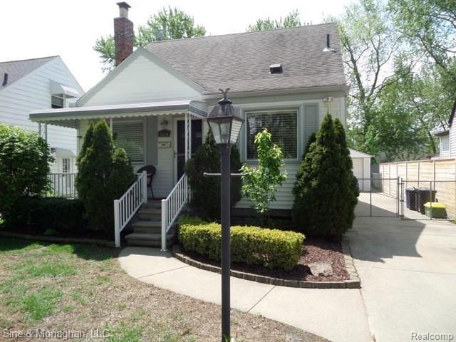 front view picture of 2104 Harwood Ave, Royal Oak, MI. 48067