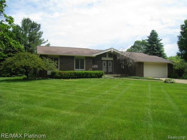 front view picture of 13581 Lakebrook Drive, Fenton, MI. 48430