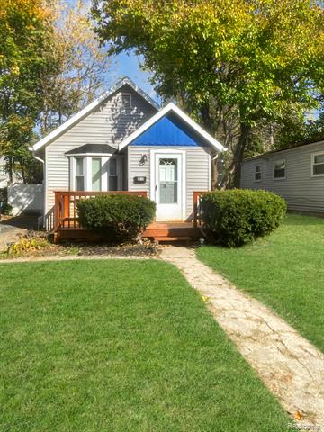 front view picture of 2814 Crooks Rd, Royal Oak, MI. 48073