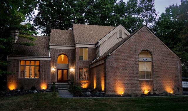 front view picture of 6988 Lakemont Cir, West Bloomfield, MI. 48323