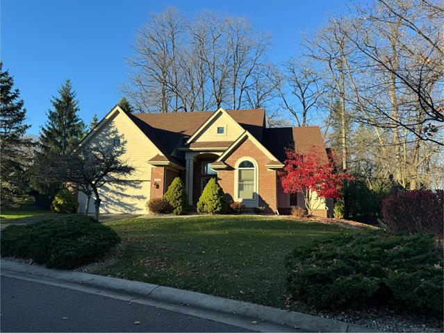 front view picture of 4610 Woodbine Cir, West Bloomfield, MI. 48323