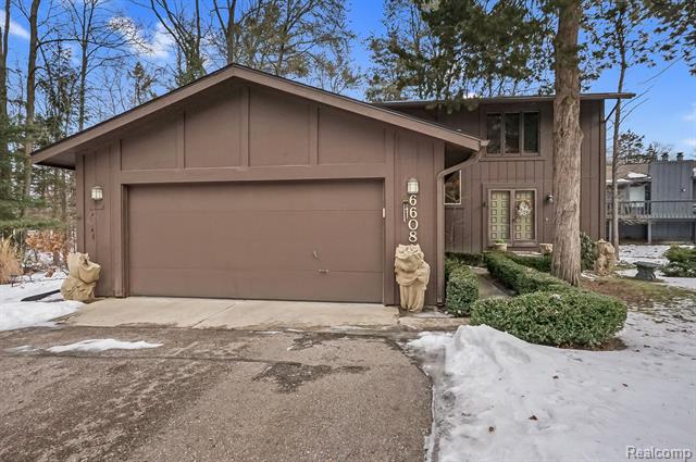 front view picture of 6608 Red Cedar Ln, West Bloomfield, MI. 48324