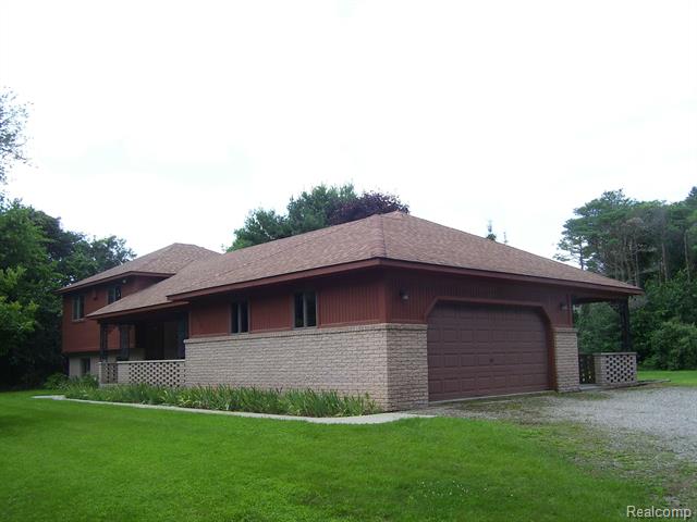 front view picture of 1185 E Gunn Rd, Rochester, MI. 48306