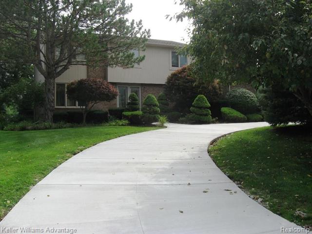 front view picture of 5483 Pond Bluff Dr, West Bloomfield, MI. 48323