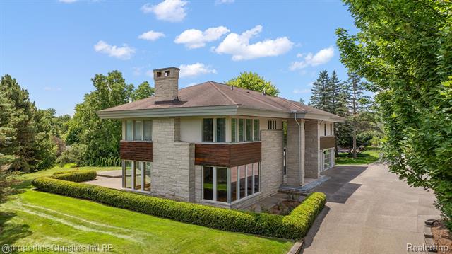 front view picture of 155 Endicott Rd, Bloomfield Hills, MI. 48304