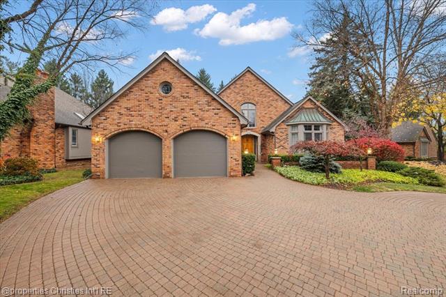 front view picture of 5579 Pine Brooke Ct, Bloomfield Hills, MI. 48304