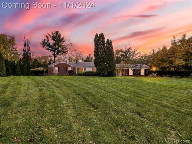 front view picture of 933 Robinhood Rd, Bloomfield Hills, MI. 48304