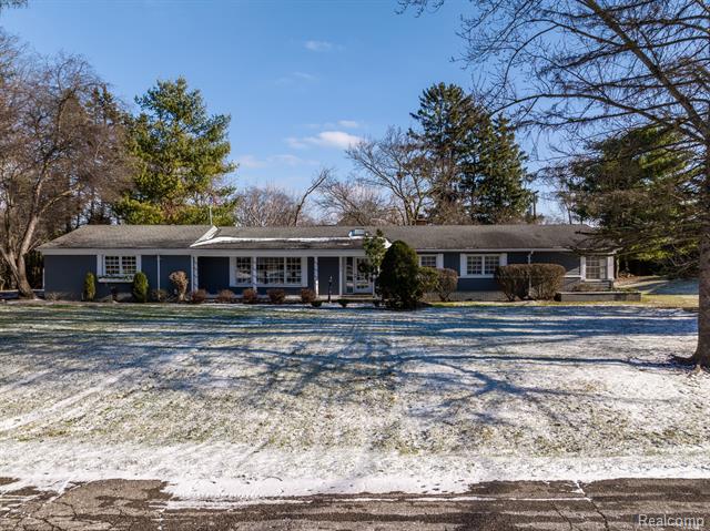 front view picture of 4413 Charing Way, Bloomfield Hills, MI. 48304