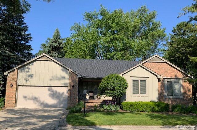 front view picture of 995 Stratford Pl, Bloomfield Hills, MI. 48304