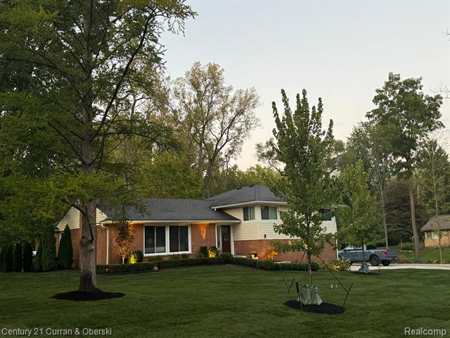 front view picture of 711 Hickory Heights Dr, Bloomfield Hills, MI. 48304