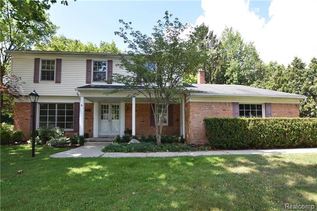 front view picture of 332 Woodedge Dr, Bloomfield Hills, MI. 48304