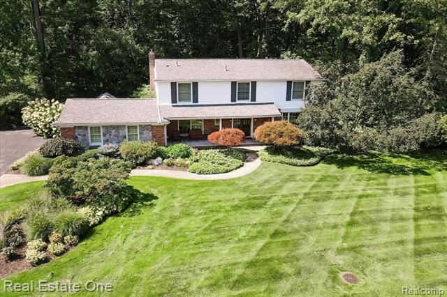 front view picture of 2463 Hunt Club Dr, Bloomfield Hills, MI. 48304