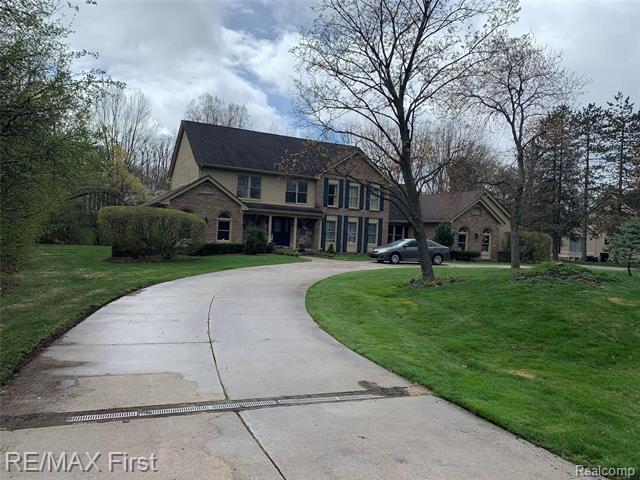 front view picture of 95 W Hickory Grove Rd, Bloomfield Hills, MI. 48304