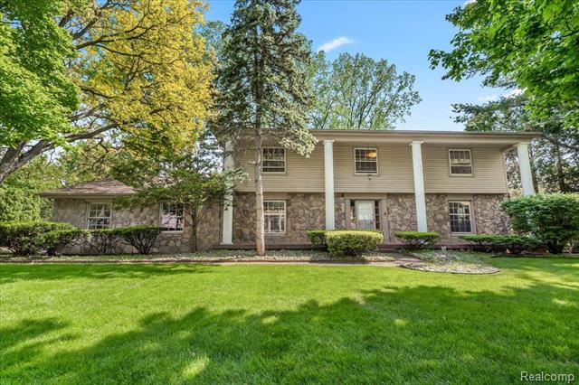 front view picture of 766 Woodchester Dr, Bloomfield Hills, MI. 48304