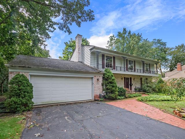 front view picture of 2564 Lamplighter Ln, Bloomfield Hills, MI. 48304