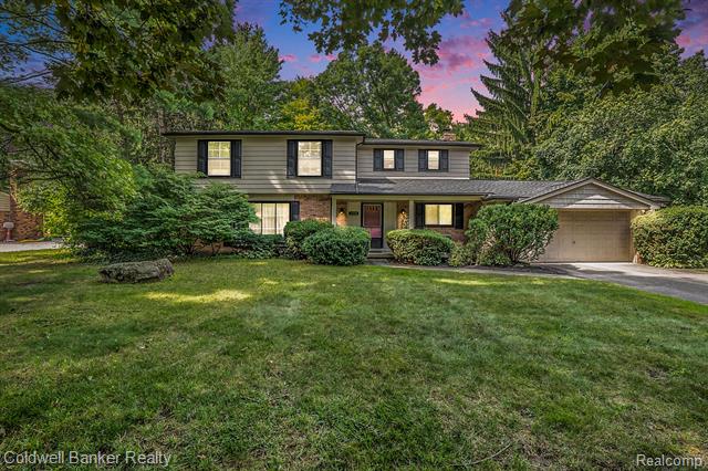 front view picture of 2456 Park Ridge Dr, Bloomfield Hills, MI. 48304