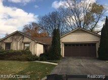 front view picture of 1837 Fairford Dr, Bloomfield Hills, MI. 48304