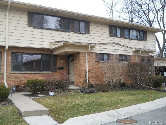 front view picture of 112 E Hickory Grove Rd, Bloomfield Hills, MI. 48304