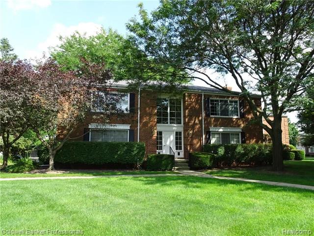 front view picture of 743 E Fox Hills Dr, Bloomfield Hills, MI. 48304