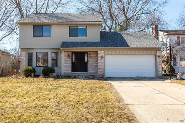 front view picture of 37611 Streamview Dr, Sterling Heights, MI. 48312