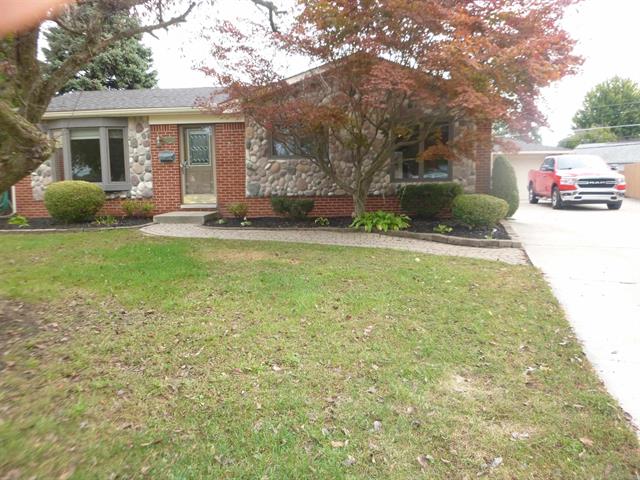 front view picture of 37412 Castleton Dr, Sterling Heights, MI. 48312