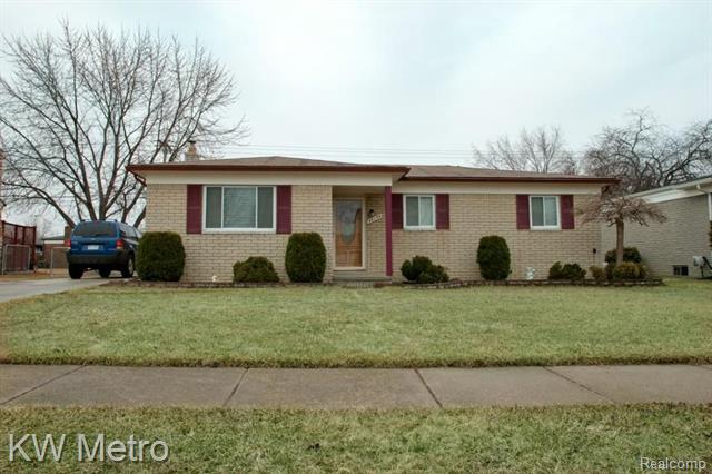 front view picture of 40154 Kristen Dr, Sterling Heights, MI. 48310