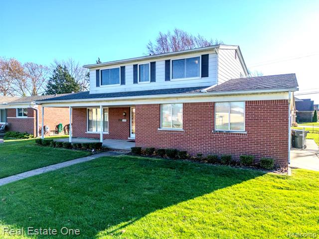 front view picture of 8418 Fairfax Dr, Sterling Heights, MI. 48312