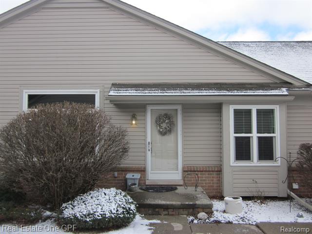 front view picture of 34528 Manor Run Cir, Sterling Heights, MI. 48312