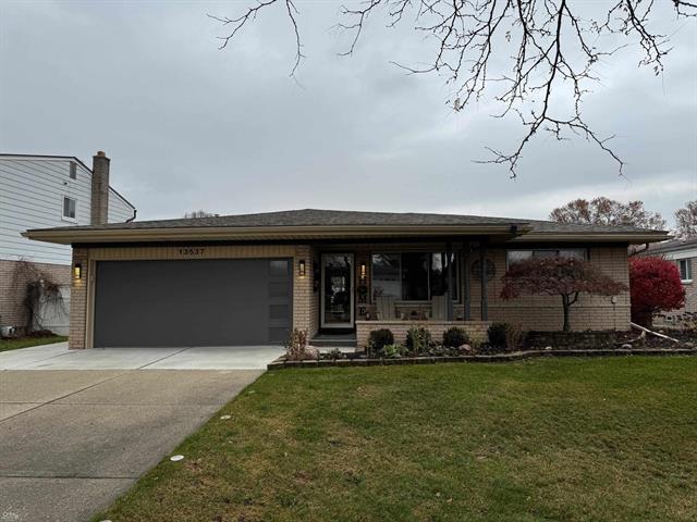 front view picture of 13537 Kingsville Dr, Sterling Heights, MI. 48312