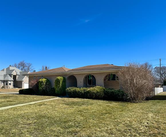 front view picture of 36476 Summerset Ave, Sterling Heights, MI. 48312