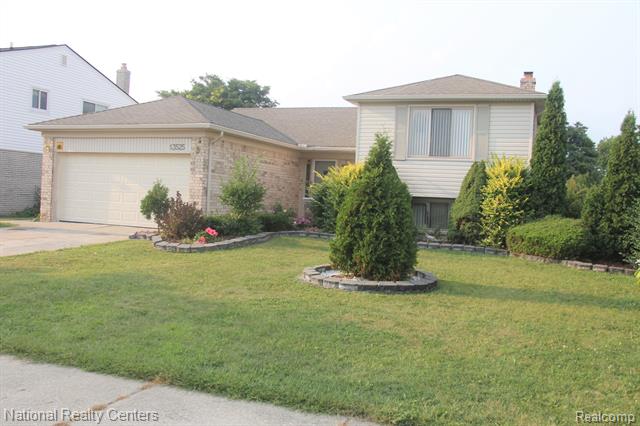 front view picture of 13525 Canterbury Dr, Sterling Heights, MI. 48312